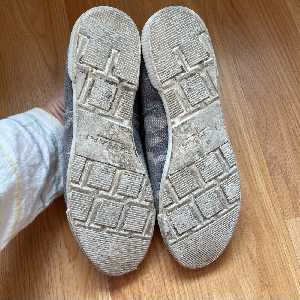 Tahari Camo Canvas Slip On Sneakers sz 7 - Picture 6 of 7